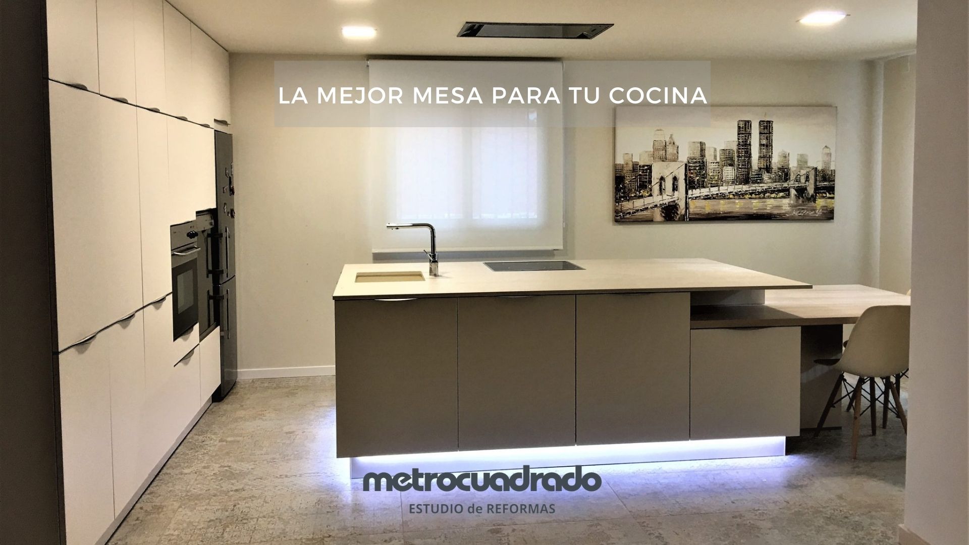 Mesa adosada a la isla central.